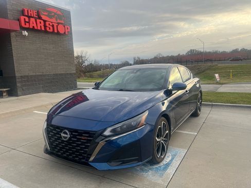 Used 2023 Nissan Altima 2.5 SR w/ SR Premium Package image 2