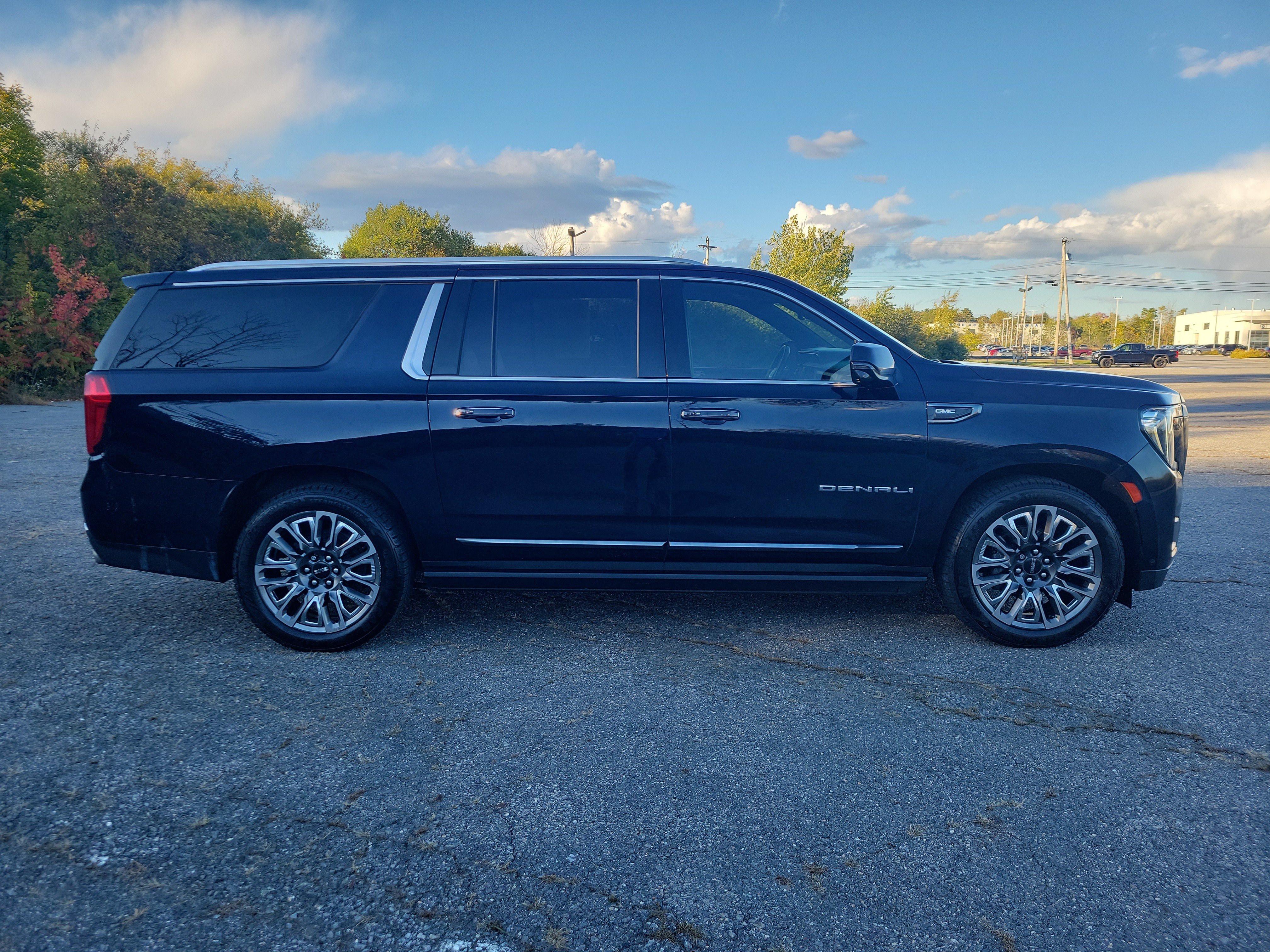 Used 2023 GMC Yukon XL Denali Ultimate AWD/4WD image 4