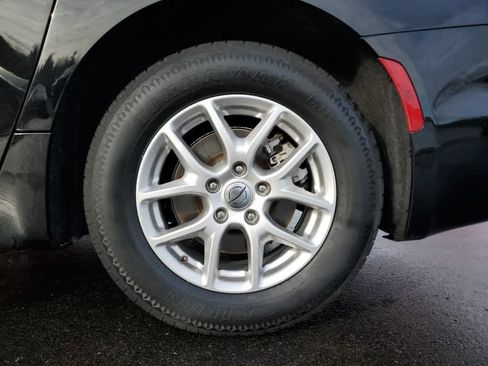 Certified 2024 Chrysler Pacifica Touring-L image 9