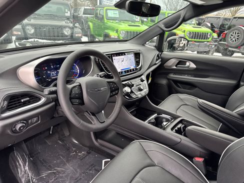 Used 2023 Chrysler Pacifica Limited w/ Uconnect Theater Family Group FWD image 12