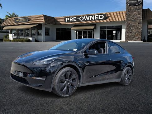 Used 2025 Tesla Model Y Long Range RWD image 3