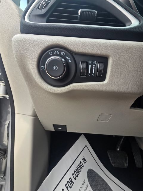 Used 2024 Chrysler Pacifica Touring-L FWD image 18