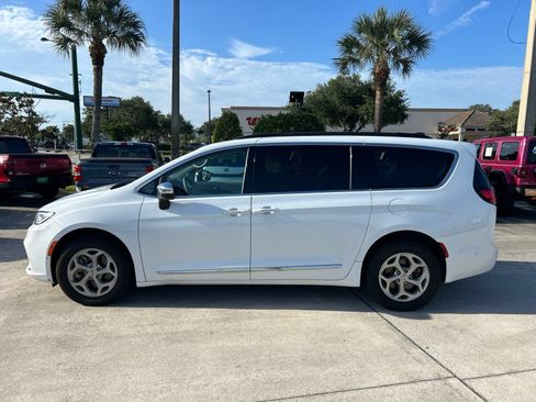 Used 2023 Chrysler Pacifica Limited AWD/4WD image 2