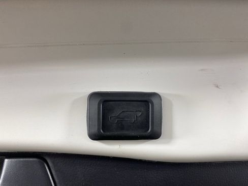 Used 2022 Toyota RAV4 SE image 32