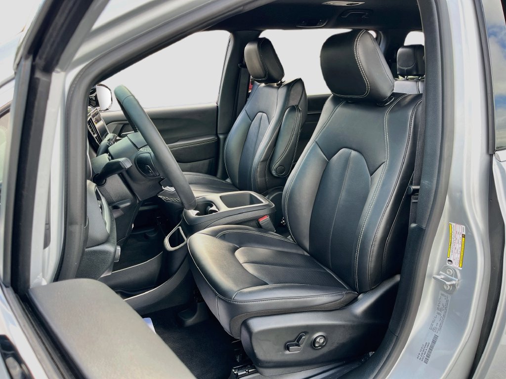 Used 2026 Chrysler Pacifica Select FWD image 20
