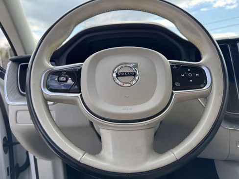 Used 2023 Volvo XC60 B5 Plus image 3