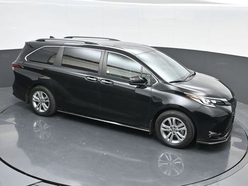 Used 2022 Toyota Sienna XSE image 47