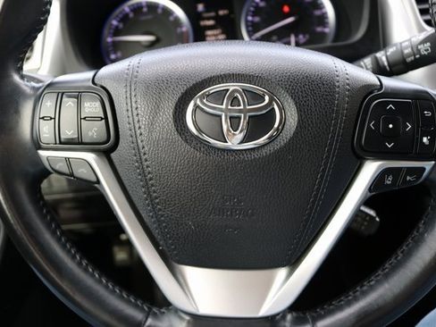 Used 2018 Toyota Highlander XLE image 23