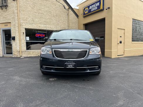 Used 2014 Chrysler Town & Country Touring FWD image 6