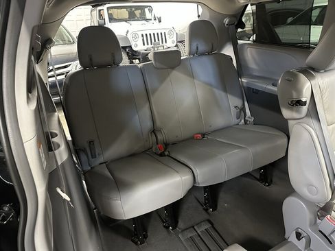 Used 2019 Toyota Sienna XLE FWD image 13