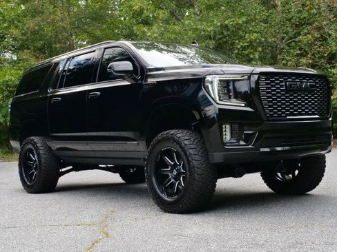 Used 2024 GMC Yukon XL SLT w/ SLT Luxury Package image 4