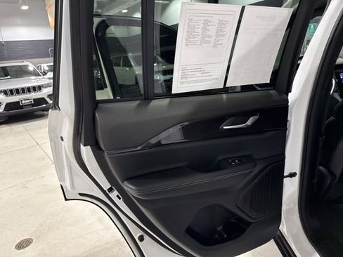 Used 2023 Jeep Grand Cherokee Altitude image 32