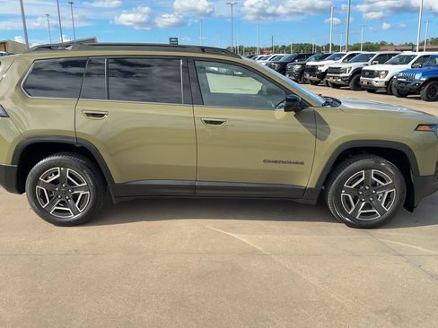 Used 2026 Jeep Cherokee Laredo AWD/4WD image 2