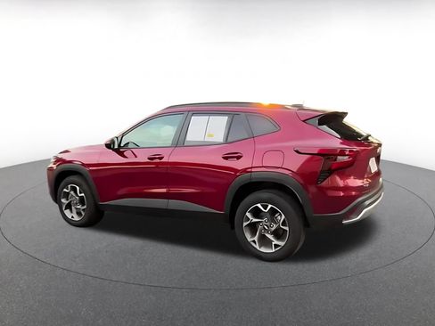 Used 2025 Chevrolet Trax LT w/ LT Convenience Package FWD image 10