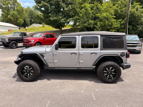 Used 2018 Jeep Wrangler Unlimited Sahara w/ Safety Group AWD/4WD image 2