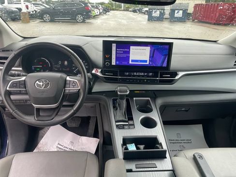 Used 2025 Toyota Sienna XLE FWD image 22