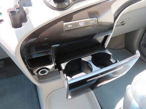 Used 2014 Toyota Sienna LE FWD image 20
