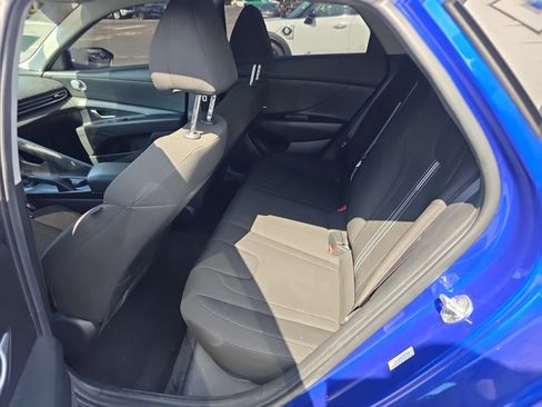 Used 2023 Hyundai Elantra SEL w/ Preferred Accessory Package FWD image 4
