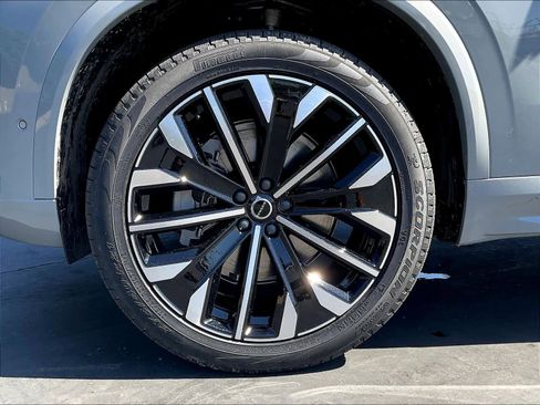 New 2026 Volvo XC90 B5 Plus w/ Protection Package Premier image 14