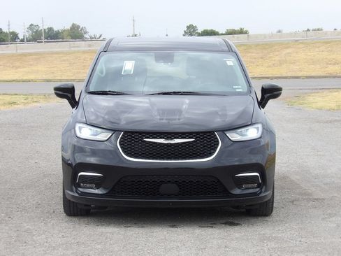 Used 2024 Chrysler Pacifica Touring-L FWD image 3