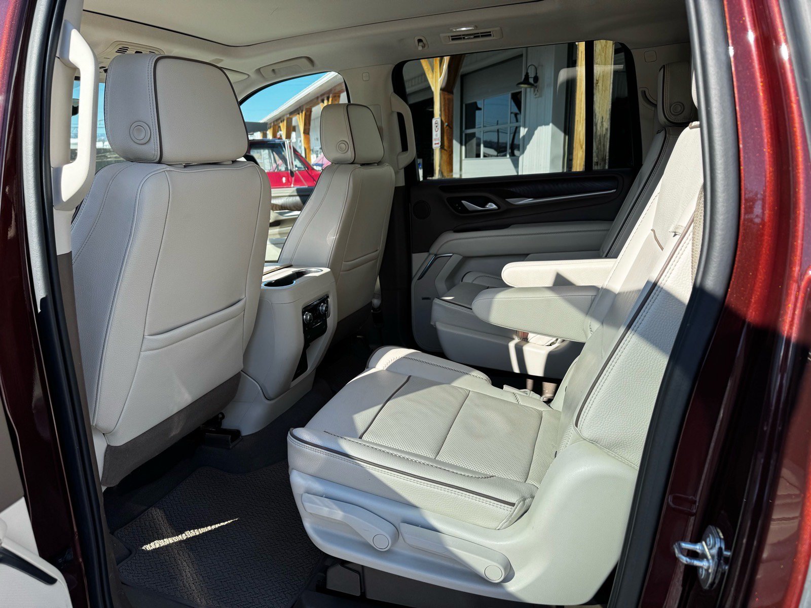 Used 2022 GMC Yukon XL Denali w/ Advanced Technology Package AWD/4WD image 12