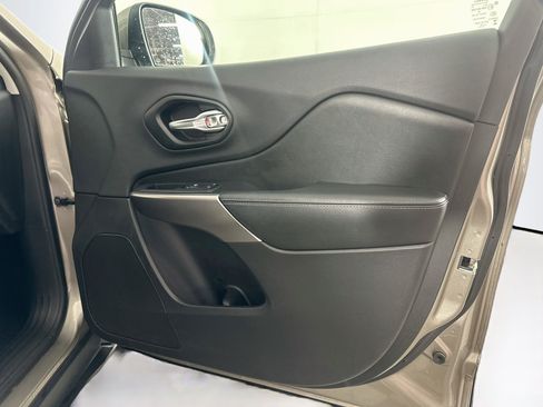 Used 2019 Jeep Cherokee Latitude w/ Popular Appearance Group FWD image 29