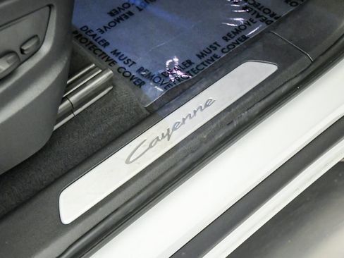 Used 2025 Porsche Cayenne AWD/4WD image 17