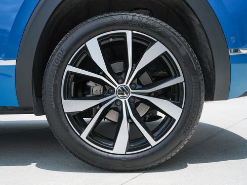 Used 2025 Volkswagen Atlas Cross Sport SEL Premium R-Line AWD/4WD image 31
