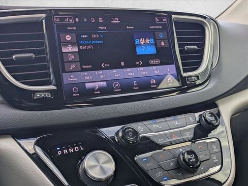 Used 2022 Chrysler Pacifica Touring-L image 13