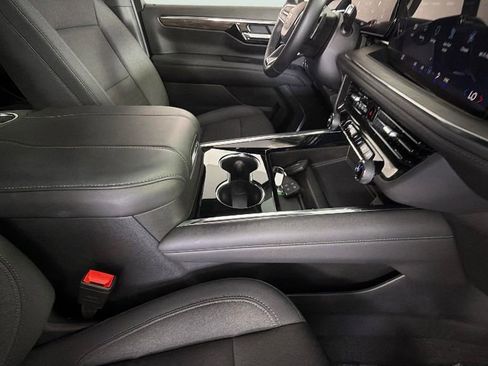 Certified 2025 Chevrolet Suburban LS RWD image 38