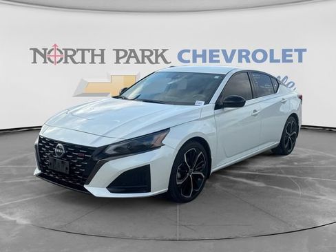 Used 2023 Nissan Altima 2.5 SR FWD image 1