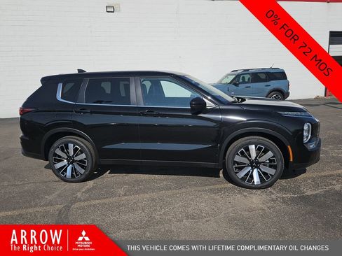 New 2025 Mitsubishi Outlander SE image 15