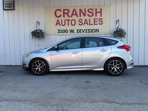 Used 2015 Ford Focus SE w/ SE Sport Package FWD image 6