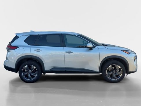 Used 2024 Nissan Rogue SV image 3