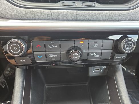 Used 2024 Jeep Compass Latitude image 19