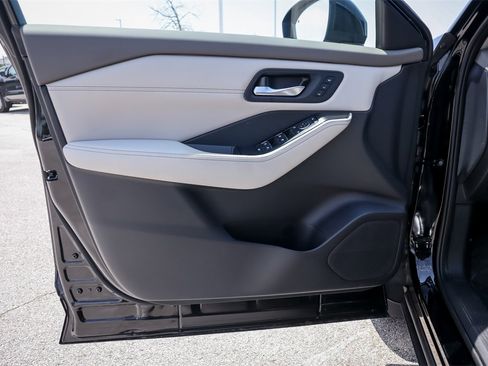 New 2025 Nissan Rogue SL w/ Tech Package image 18