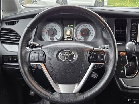 Certified 2020 Toyota Sienna SE image 11