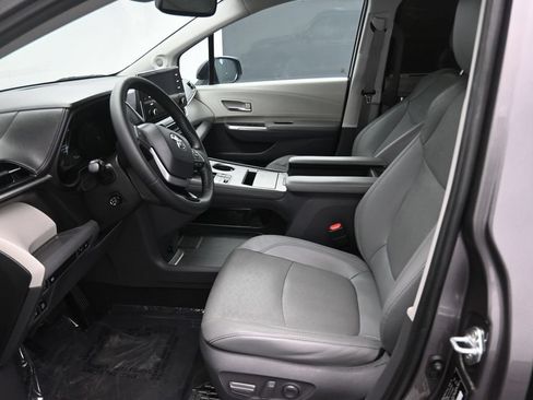 Used 2021 Toyota Sienna Limited FWD image 13