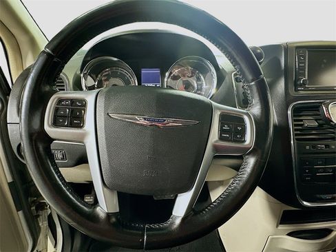 Used 2012 Chrysler Town & Country Touring image 12