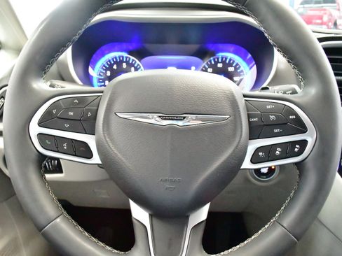 Used 2024 Chrysler Pacifica Touring-L image 40