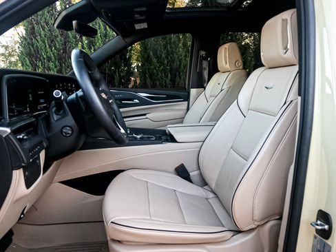 Used 2024 Cadillac Escalade Premium Luxury image 16