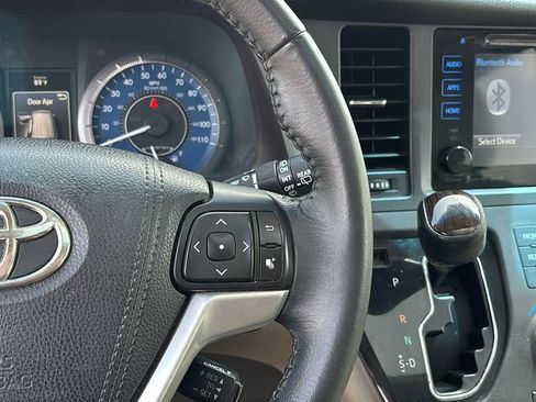 Used 2017 Toyota Sienna XLE w/ XLE Navigation Package FWD image 18
