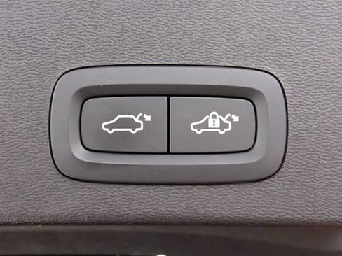 Certified 2026 Volvo XC40 B5 Plus AWD/4WD image 25