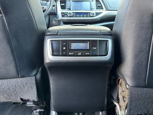 Used 2019 Toyota Highlander AWD V6 image 38