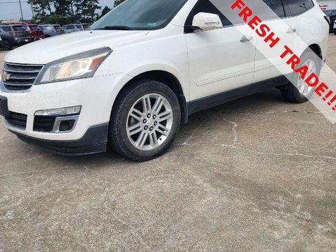 Used 2015 Chevrolet Traverse LT w/ Style and Technology Package FWD image 2