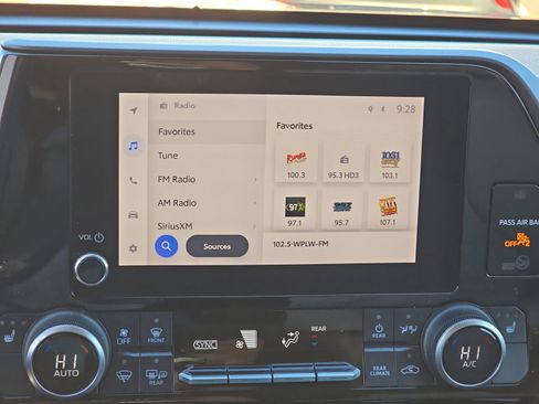 Used 2023 Toyota Highlander XLE image 29