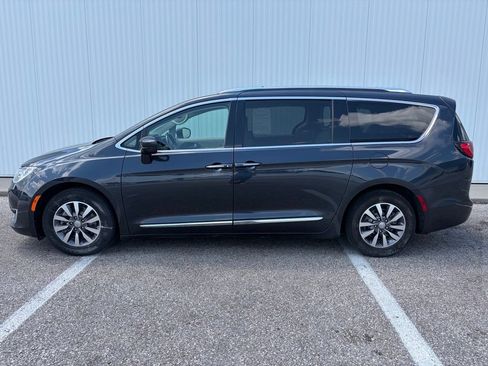 Used 2020 Chrysler Pacifica Touring-L Plus FWD image 3