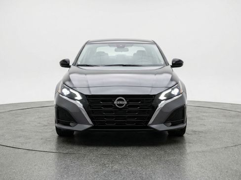 Used 2025 Nissan Altima 2.5 SV image 2