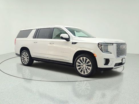 Used 2022 GMC Yukon XL Denali RWD image 3