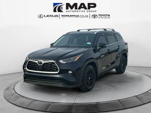 Used 2023 Toyota Highlander XLE image 1